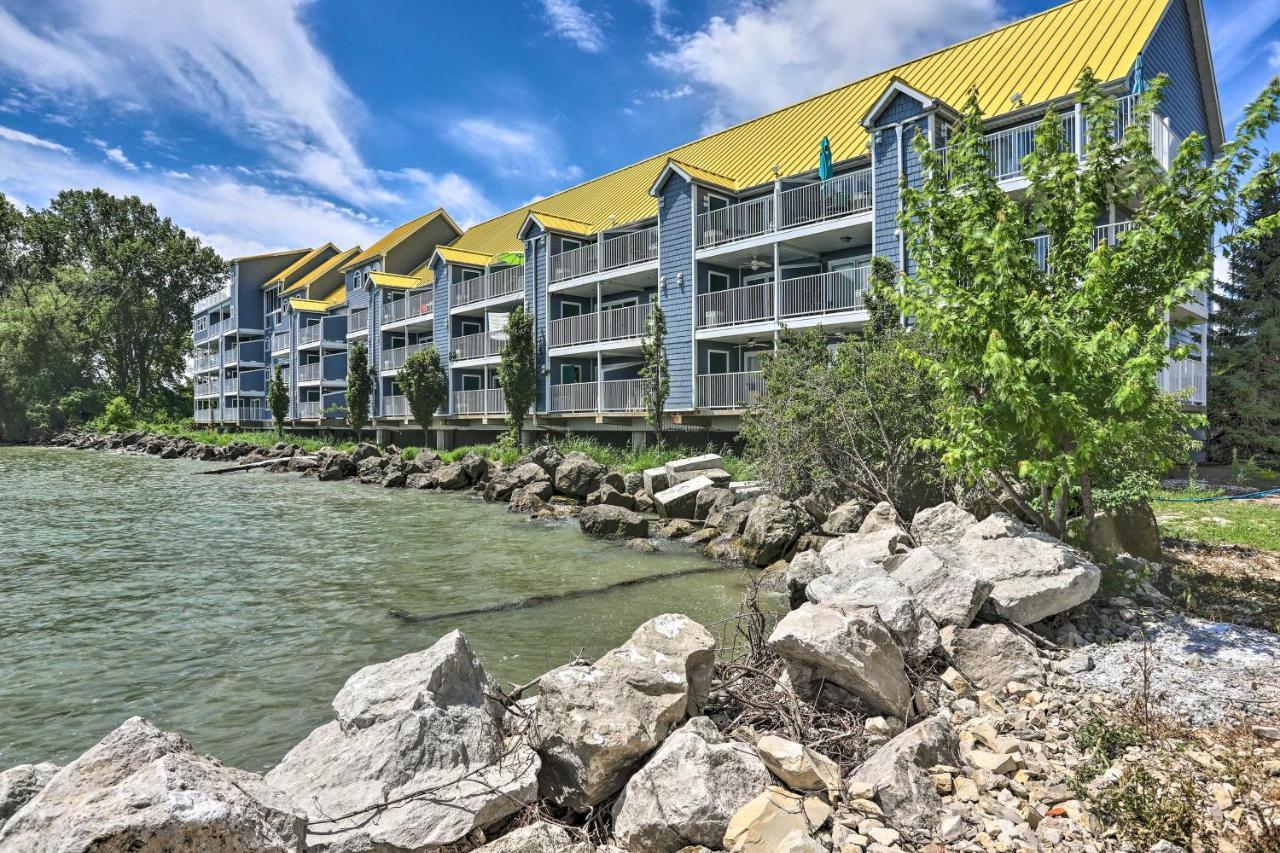 풋인베이 Waterfront Bass Island Retreat With Balcony And Tv 아파트 외부 사진