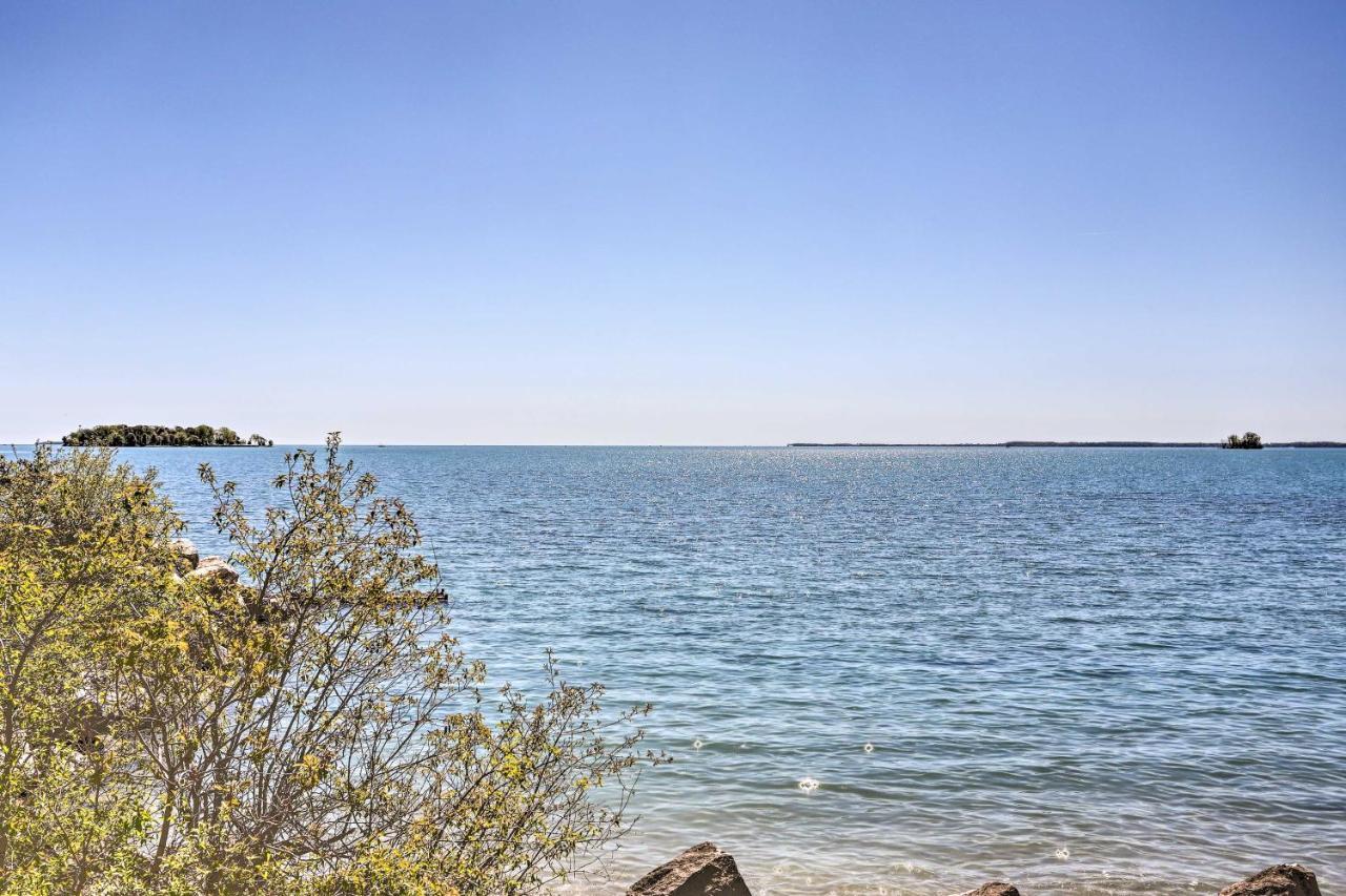 풋인베이 Waterfront Bass Island Retreat With Balcony And Tv 아파트 외부 사진
