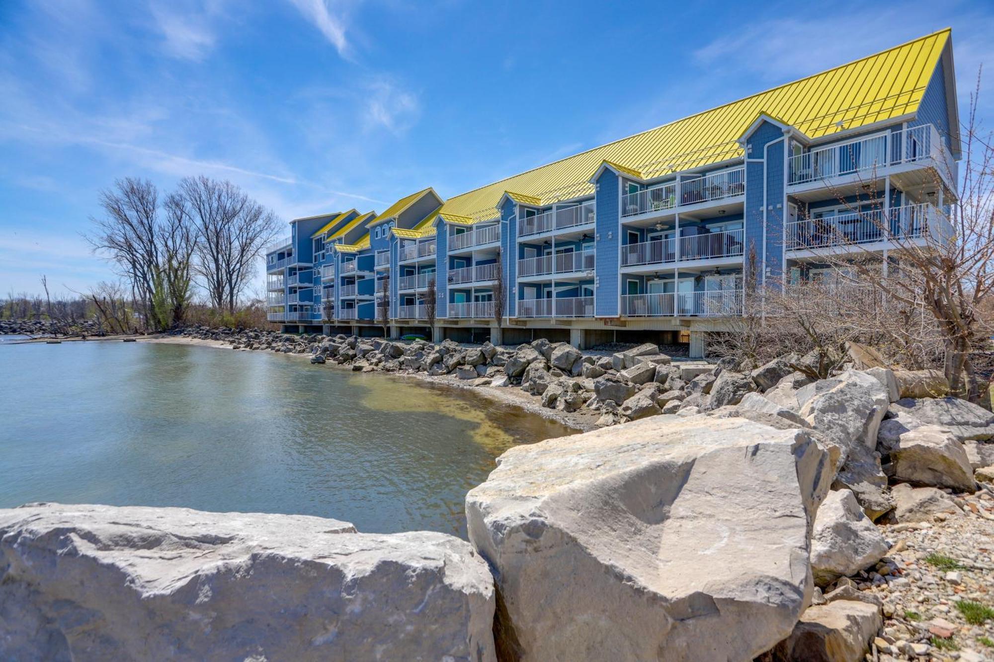 풋인베이 Waterfront Bass Island Retreat With Balcony And Tv 아파트 외부 사진