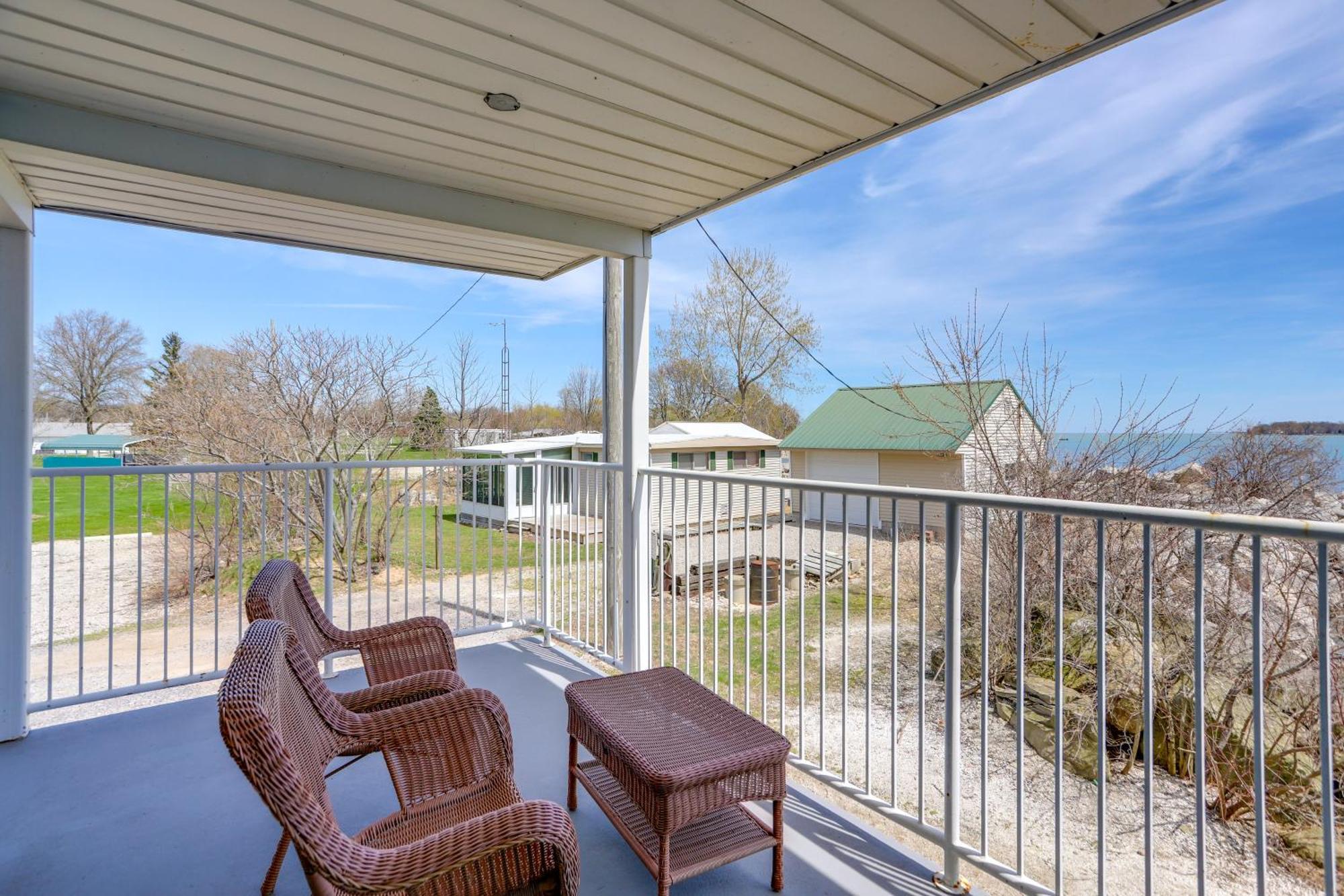 풋인베이 Waterfront Bass Island Retreat With Balcony And Tv 아파트 외부 사진